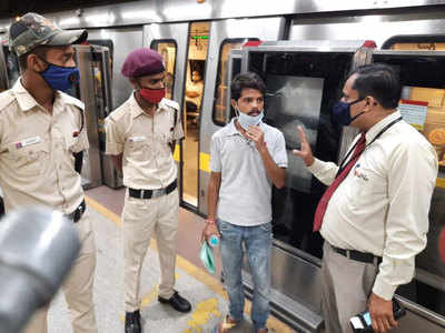 Delhi Metro News : ट्रेन के अंदर कोविड नियमों की धज्जियां उड़ाते पकड़े गए 92 यात्री, दिल्ली मेट्रो ने वसूला जुर्माना