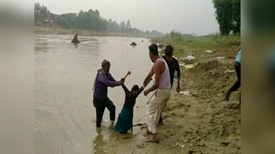 Shahjahanpur News: मां से कहासुनी के बाद छात्रा ने पुल से लगाई छलांग, स्थानीय लोगों ने बचाया