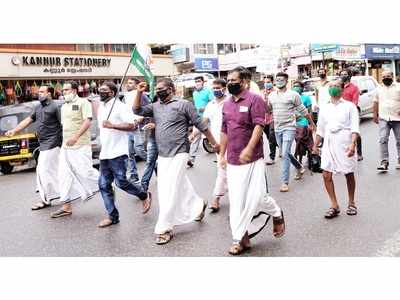 മന്ത്രി കെടി ജലീലിന്‍റെ രാജി; വയനാട്ടിലും വ്യാപക പ്രതിഷേധം, യൂത്ത് കോണ്‍ഗ്രസ് കോലം കത്തിച്ചു, ബിജെപി കരിദിനം ആചരിച്ചു