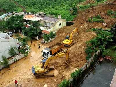 కొండచరియలు విరిగిపడి 12 మంది మృతి, 21 మంది గల్లంతు