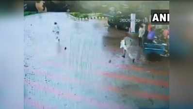 लखीमपुर खीरी: पेट्रोल पंप से पुलिस के सामने फरार हुआ पॉक्सो ऐक्ट का आरोपी, दो पुलिसकर्मी के खिलाफ FIR