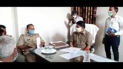 अलीगढ़: बीजेपी विधायक शिकायत दर्ज कराने गए थाने, थानाध्‍यक्ष की कुर्सी पर बैठे और चर्चा बन गए