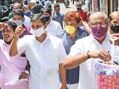 എറണാകുളം ബ്രോഡ് വേയിൽ ബാരിക്കേഡുകൾ നീക്കി; മധുരം വിളമ്പി വ്യാപാരികൾ