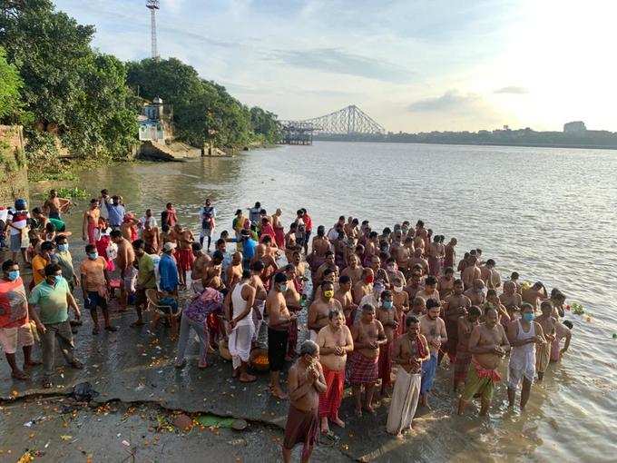 করোনা আবহেই ঘাটে ঘাটে তর্পণ, দেবী বন্দনায় শুরু বাঙালির মহালয়া