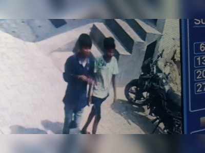 Agra news: नाबालिगों ने एक दर्जन साइकिलों पर किया हाथ साफ, सीसीटीवी कैमरे में कैद