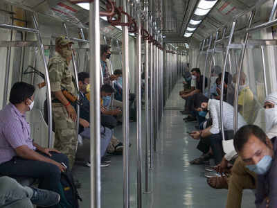 मेट्रो में रोज बढ़ रहे हैं 10 से 12 हजार यात्री, इसीलिए बढ़ रही है भीड़