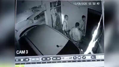 यूपीः CCTV में दिखा पुलिसिया तांडव, बिना साक्ष्य घर में मचाई तोड़फोड़, पीड़ित को एनकाउंटर का डर