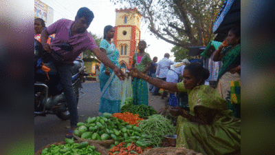 ಅತಿವೃಷ್ಟಿ, ಗಗನಕ್ಕೇರಿದೆ ತರಕಾರಿ ಬೆಲೆ: ಚಿಕನ್ ನಂತೆ ಮೊಟ್ಟೆ ಕೂಡ ದುಬಾರಿ; ಇಲ್ಲಿದೆ ದರಪಟ್ಟಿ!