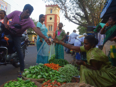 ಅತಿವೃಷ್ಟಿ, ಗಗನಕ್ಕೇರಿದೆ ತರಕಾರಿ ಬೆಲೆ: ಚಿಕನ್ ನಂತೆ ಮೊಟ್ಟೆ ಕೂಡ ದುಬಾರಿ; ಇಲ್ಲಿದೆ ದರಪಟ್ಟಿ!