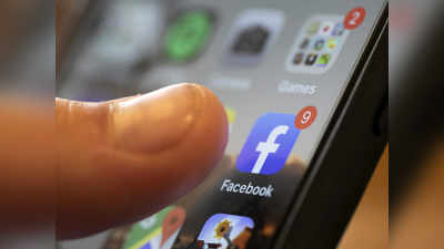 आपके फोन के कैमरे से झांक रहा है फेसबुक, यूजर्स की जासूसी का आरोप