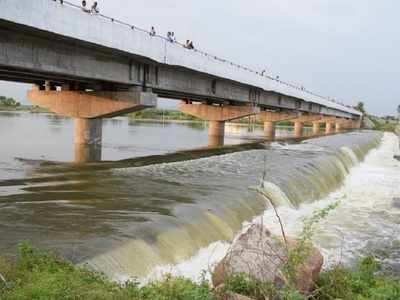 వరదలో వాగులోకి దిగి తెలంగాణ మంత్రి, ఎమ్మెల్యే సందడి