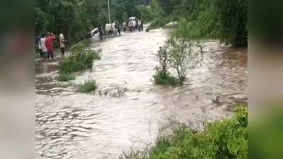 ...जब अचानक पानी में बहने लगी कार, युवक-युवतियों की अटकी जान, ग्रामीणों ने किया रेस्क्यू