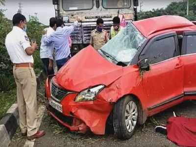 షాద్‌నగర్ వద్ద లారీ-కారు ఢీ.. ఇద్దరు దుర్మరణం