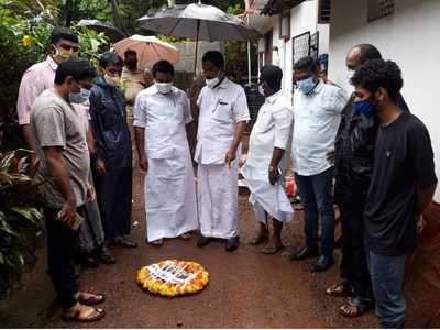 നിന്റെ നാളുകള്‍ എണ്ണപ്പെട്ടു ; കെ എസ് യു നേതാവിന്റെ വീട്ട് മുറ്റത്ത് റീത്ത്‌