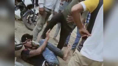 aligarh news: अलीगढ़ में मारपीट का वीडियो वायरल, जुए के उधार रकम को लेकर हुआ झगड़ा