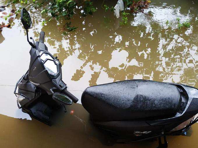 ವಾಹನಗಳೆಲ್ಲಾ ನೀರು ಪಾಲು!