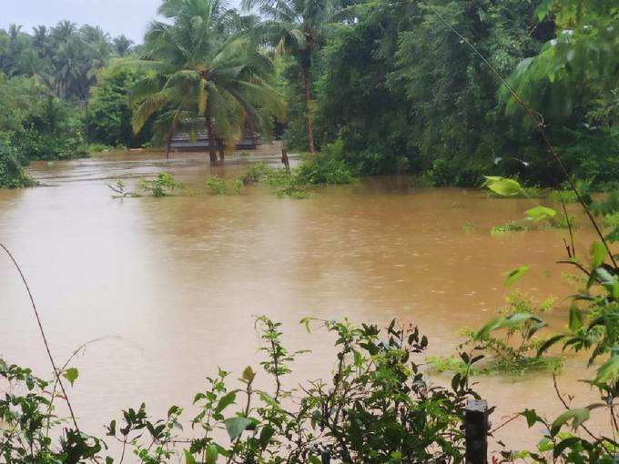 ಅಪಾಯದ ಮಟ್ಟ ಮೀರಿವೆ  ಸ್ವರ್ಣ ಮತ್ತು ಸೀತಾನದಿ!