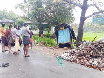 കാട്ടാനപ്പേടിയില്‍ പുല്‍പ്പള്ളി വേലിയമ്പം നിവാസികള്‍: കടയും ഷെഡും തകര്‍ത്തു