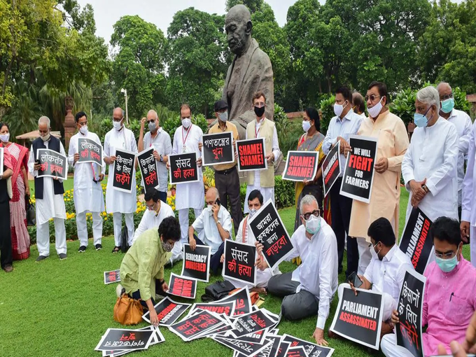 विपक्षी सांसद लगातार कर रहे हैं प्रदर्शन