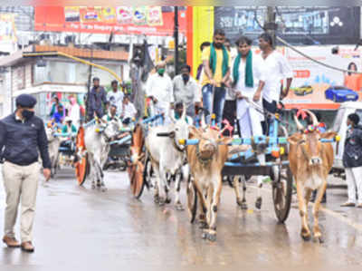 ಮೀನು ಮಾರುಕಟ್ಟೆ ತೆರವಿಗೆ ಆಗ್ರಹ, ಪಾಲಿಕೆವರೆಗೆ ಚಕ್ಕಡಿ ರಾರ‍ಯಲಿ