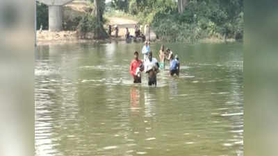 ललितपुर: राहगीर जान जोखिम में डालकर रोज यूं पार करते हैं नदी