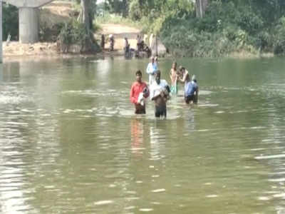 ललितपुर: राहगीर जान जोखिम में डालकर रोज यूं पार करते हैं नदी