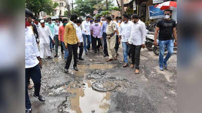 नगरमध्ये शिवसेना स्टाइल आंदोलन; खड्डेमय रस्त्यावरून आयुक्तांना चालवले