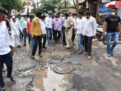 नगरमध्ये शिवसेना स्टाइल आंदोलन; खड्डेमय रस्त्यावरून आयुक्तांना चालवले