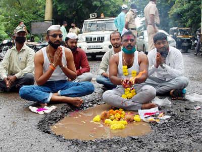 Sangli: सांगलीत कमाल झाली! खड्ड्यांच्या विरोधात मृत्युंजय महापूजा