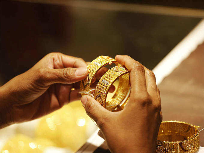 डेढ़ महीने में करीब 4500 रुपये सस्ता हुआ सोना