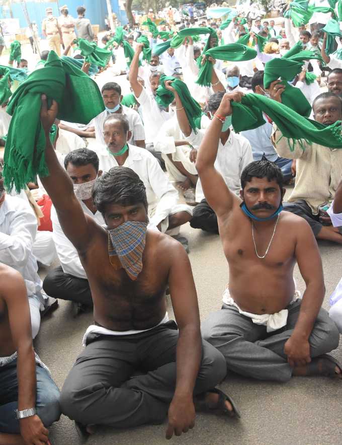 ರೈತರಿಂದ ಅರೆಬೆತ್ತಲೆ ಪ್ರತಿಭಟನೆ.