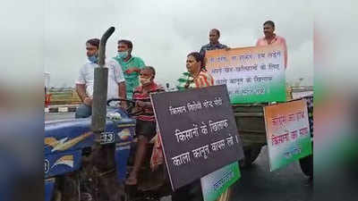 Jharkhand: कृषि बिल के खिलाफ कांग्रेस विधायक दीपिका सिंह ट्रैक्टर से पहुंची विधानसभा, पार्टी नेताओं के साथ दिया धरना