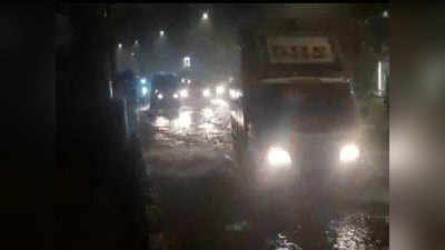 Mumbai Rain: भारी बारिश से मुंबई हुई पानी-पानी, लोकल ट्रेन कैंसल, सड़कों पर फंसे लोग