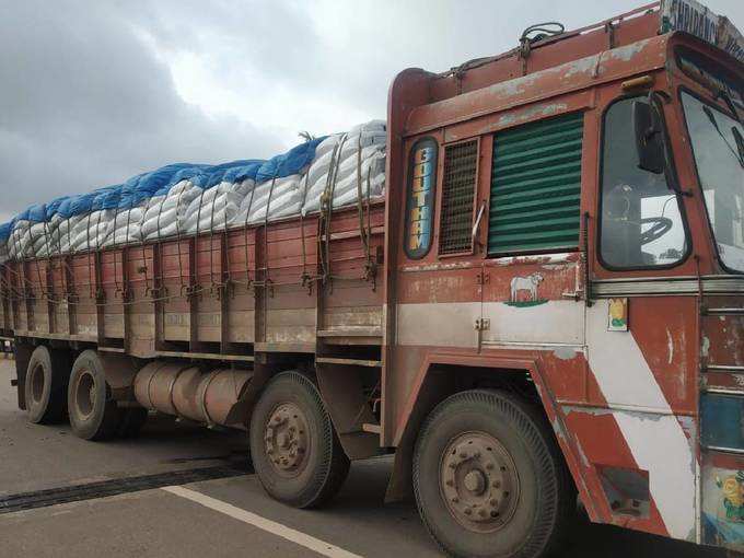 ಬಿರುಕು ಬಿಟ್ಟ ಸೇತುವೆ- ಲಾರಿ ಜಖಂ