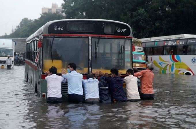 પાણીમાં ફસાયેલી બસને ધક્કા મારતા મુંબઈના લોકો