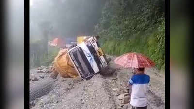 एनएच-10 पर भूस्खलन, सिक्किम देश के अन्य हिस्सों से कटा, राशन ले जा रहे ट्रक रास्ते में फंसे