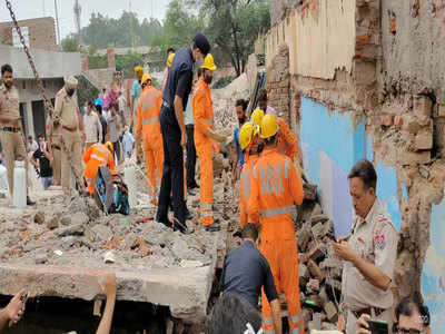 पंजाब के मोहाली में बड़ा हादसा, डेरा बस्सी में इमारत ढहने से दो लोगों की मौत, कई फंसे