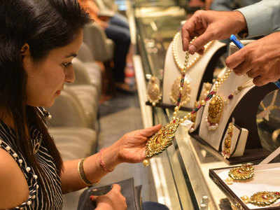 खरेदीची सुवर्णसंधी; आठवडाभरात सोने झालं २५०० रुपयांनी स्वस्त