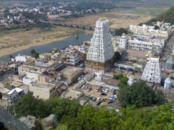 ದೊಡ್ಡ ಬಸವಣ್ಣನ ದೇಗುಲದಲ್ಲೂ ಹೆಚ್ಚಿದ ಭಕ್ತರು