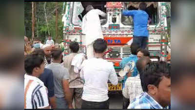 सड़क हादसे में किशोर की मौत, गुस्‍साए ग्रामीणों ने ट्रक चालक को पीटा
