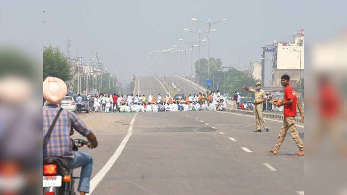 Bharat Bandh Live: जगह-जगह सड़कों पर उतरे किसान, विपक्ष का मिल रहा पूरा समर्थन