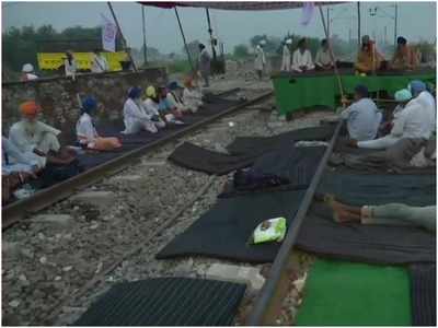 Punjab Farmer Agitation: कृषि बिल के विरोध में रेल रोको आंदोलन, पटरियों पर बैठे किसान, देखें तस्वीरें