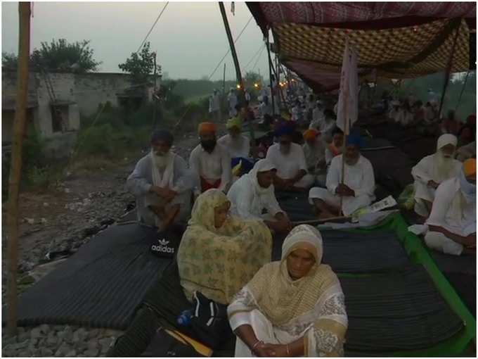 कृषि बिल के विरोध में रेल की पटरियों पर पुरुषों संग बैठीं महिला किसान