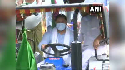 Bharat Bandh: कृषि बिल के खिलाफ आरजेडी का प्रदर्शन, ट्रैक्टर पर निकले तेजस्वी यादव, देखिए VIDEO