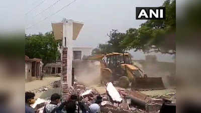 विकास दुबे का घर पुलिस ने नहीं गिराया था, बरामदगी के लिए हो रही खुदाई में गिर पड़ी थीं जर्जर दीवारें