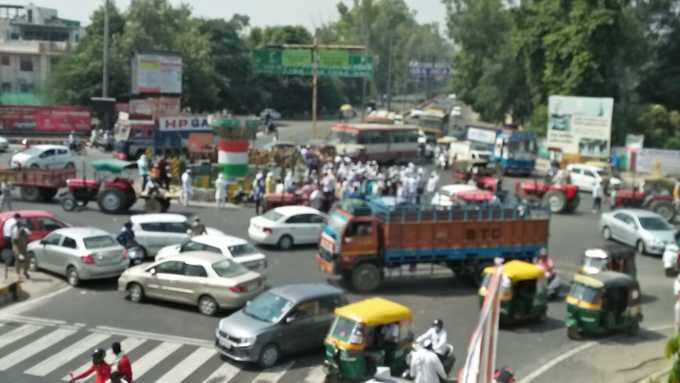 गाजियाबाद-हापुड़ टोल प्लाजा पर किसानों का प्रदर्शन