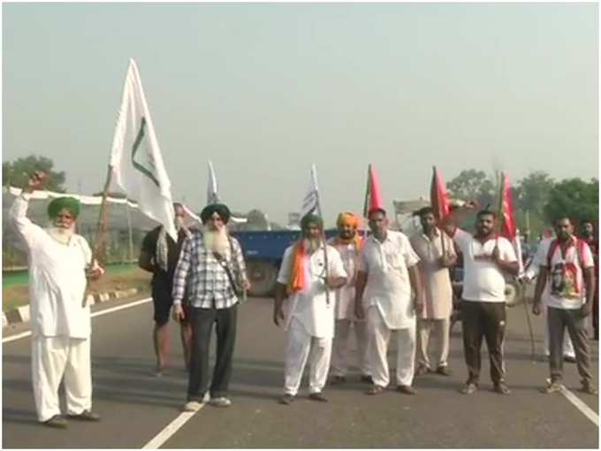 कृषि बिल के विरोध में पंजाब में किसानों ने दिल्ली हाइवे पर लगाया जाम