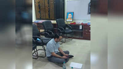 pratapgarh news: पत्‍नी संग 4 घंटे तक धरने पर बैठे रहे एसडीएम, डीएम और 2 अन्‍य अफसरों पर लगाए भ्रष्‍टाचार के आरोप