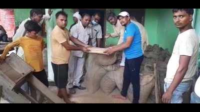 अलीगढ़: गरीबों के निवाले पर डाका, राशन में मिली गेहूं की बोरी में निकली 10 किलो बालू