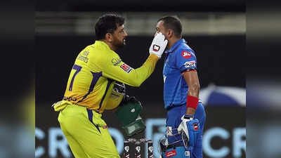 IPL मैच में दिखी खेल भावना, पृथ्वी साव की आंख साफ करते नजर आए महेंद्र सिंह धोनी
